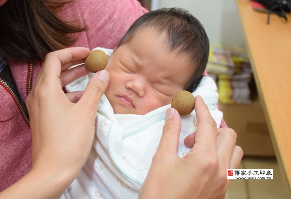 鍾寶寶(新北永和區嬰兒寶寶滿月剃頭理髮、免費嬰兒剃胎毛儀式吉祥話)。中國風會場，爸媽寶貝免費穿「日中韓」古裝禮服。專業拍照、DVD光碟、證書。★購買「臍帶章、肚臍章、胎毛筆刷印章」贈送：剃頭、收涎、抓周，三選一。 2015.09.20 照片9